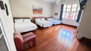 a room with two beds and a couch and a chair at Casa Porta in Lima +39 photos