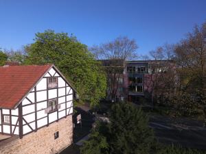 una vista aérea de un edificio y una casa en Hotel am Kloster, en Werne an der Lippe