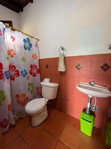 Ένα μπάνιο στο Eco Hostal Arroyave +33 φωτογραφίες