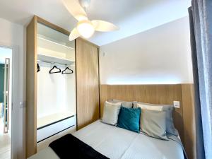 Un dormitorio con una cama con ventilador de techo. en Apart Hotel Praia Ingá Quarto, Sala, 2 Varandas e Vista Parcial MAC, en Niterói 43 fotos más