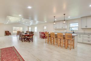 Kuchyň nebo kuchyňský kout v ubytování Ski, Fish and Unwind Peaceful Lake Champlain Home!