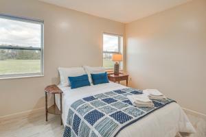 Postel nebo postele na pokoji v ubytování Ski, Fish and Unwind Peaceful Lake Champlain Home!