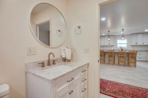 Kuchyň nebo kuchyňský kout v ubytování Ski, Fish and Unwind Peaceful Lake Champlain Home!