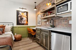 eine Küche mit Spüle und ein Bett in einem Zimmer in der Unterkunft The Fox Room - Newly Built Downtown Midway Loft in Midway
