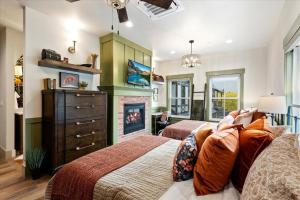 ein Schlafzimmer mit zwei Betten und einem Kamin in der Unterkunft The Fox Room - Newly Built Downtown Midway Loft in Midway