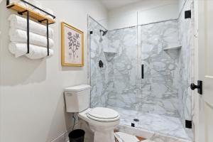 ein weißes Badezimmer mit Dusche und Toilette in der Unterkunft The Fox Room - Newly Built Downtown Midway Loft in Midway + 6 Fotos