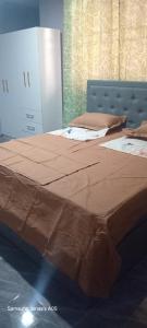 une chambre avec deux lits et une commode dans l'établissement NEO HOME Gbawe, à Gbawe