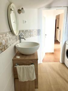 的里雅斯特UrbanNest Trieste的浴室里有洗手池和镜子