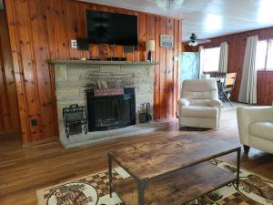 a living room with a fireplace and a tv at Bayview Campgrounds in Hillsboro