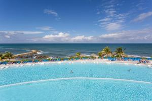 ein großer Pool neben dem Strand in der Unterkunft Grand Palladium Jamaica Resort & Spa All Inclusive in Lucea