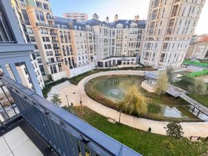 Vista desde un balcón de una ciudad con un estanque en Maison chaleureuse, en Puteaux