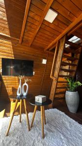 due tavoli con i vasi sopra in una stanza di Cabanas Farol a Pântano Grande