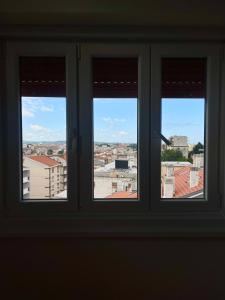 的里雅斯特UrbanNest Trieste的享有城市四景的窗户 更多3张照片