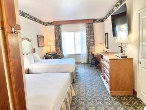 une chambre d'hôtel avec deux lits et un bureau dans l'établissement Bright & Comfy Double Queen Suite at Zermatt - 206, à Mound City