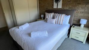 - un grand lit blanc avec 2 oreillers dans l'établissement Fishpen Views, à Merimbula 12 autres photos