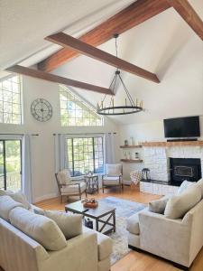 ein Wohnzimmer mit zwei Sofas und einem Kamin in der Unterkunft Woodsy Chic Family-Friendly Spacious Getaway in Lake Arrowhead