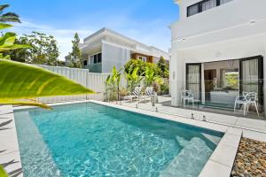 ein Swimmingpool im Hinterhof eines Hauses in der Unterkunft Noosa Dreaming in Noosa Heads