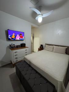 En eller flere senge i et værelse på Apartamento Familiar Para Suas Férias + 2 billeder