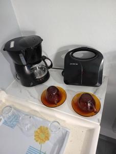 Eine Küchentheke mit Toaster und Pralinen auf Tellern in der Unterkunft Suites pousada Ilha do Sol in Cananéia