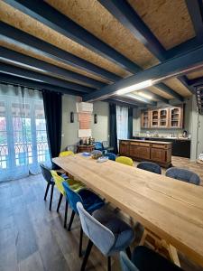 une grande table en bois dans une pièce avec des chaises dans l'établissement Le Manoir du Bonheur, à Chaumes-en-Brie