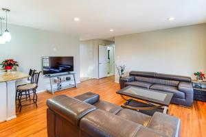 Una sala de estar con un sofá de cuero y un televisor. en 5 Mi to Lake Accotink Park Modern Home with Yard, en West Springfield