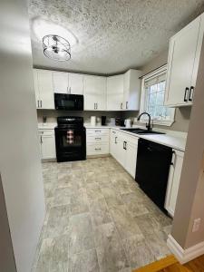 Η κουζίνα ή μικρή κουζίνα στο The Grand Estate -4 bedroom