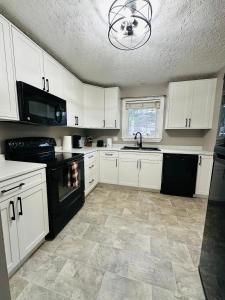 Η κουζίνα ή μικρή κουζίνα στο The Grand Estate -4 bedroom