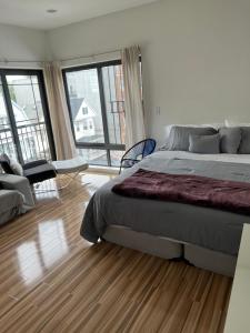 une chambre avec un grand lit et un salon dans l'établissement Furnished 2bed 2bath by Hudson River, à West New York