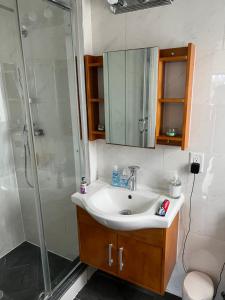 une salle de bain avec lavabo et douche dans l'établissement Furnished 2bed 2bath by Hudson River, à West New York 19 autres photos