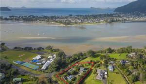 eine Luftansicht eines großen Wasserkörpers in der Unterkunft Duneluce in Tairua