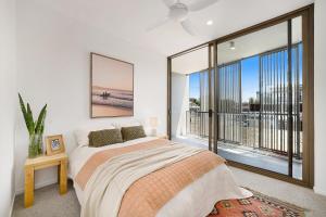 Un dormitorio con una cama y una ventana grande en Aurelia Byron, en Byron Bay 7 fotos más