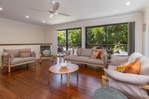 ein Wohnzimmer mit Sofas und einem Tisch in der Unterkunft Barrels at Boomerang in Boomerang Beach