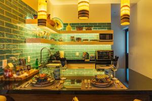 eine Küche mit einer Theke mit Teller mit Lebensmitteln darauf in der Unterkunft Casita Cobojo in Bucerías + 6 Fotos