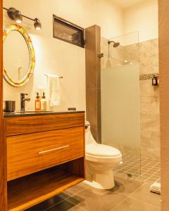 ein Badezimmer mit Toilette und Dusche in der Unterkunft Casita Cobojo in Bucerías