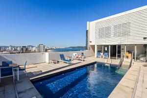 une piscine sur le toit d'une maison dans l'établissement Stay Inn Santos Sua acomodação com cara de Hotel, à Santos