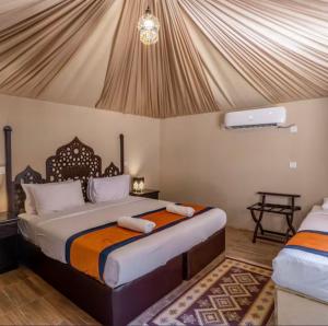 Ένα ή περισσότερα κρεβάτια σε δωμάτιο στο Wadi Rum luxury