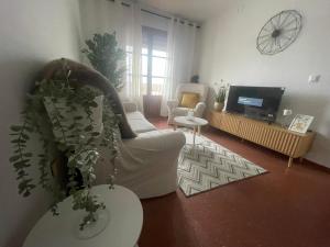a living room with a couch and a tv at Laurencia in Fuente Obejuna