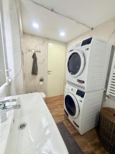 Un baño con lavadora y lavabo. en Cabin Hostel City Center Bernardazzi, en Chişinău