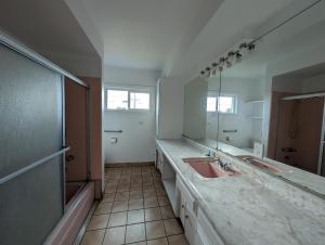 un bagno con due lavandini e un grande specchio di Mirror Motel a Los Angeles