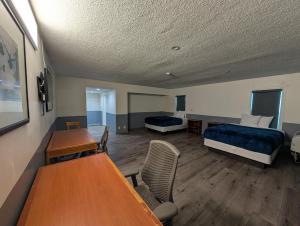 ein Zimmer mit zwei Betten und einem Tisch und Stühlen in der Unterkunft Mirror Motel in Los Angeles