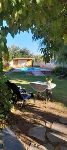 une table et deux chaises dans la cour dans l'établissement En lo de Ana, à Villa Dolores