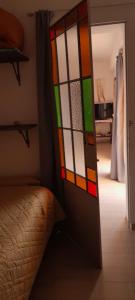 une porte vitrée dans une chambre avec un lit dans l'établissement En lo de Ana, à Villa Dolores