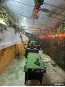Cette chambre comprend une table de ping-pong. dans l'établissement Apartamentos en Pablo Mellas Morales, Santo Domingo, à Hato Nuevo
