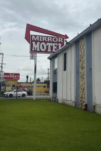 ein Motel mit einem Schild, auf dem „Spiegelmotel“ steht in der Unterkunft Mirror Motel in Los Angeles