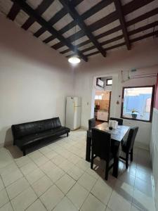 a living room with a couch and a table at Refugio urbano frente al río, cómodo y moderno in Paraná