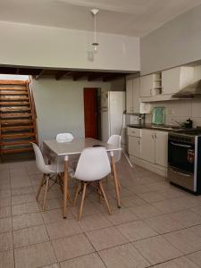 Kuchyň nebo kuchyňský kout v ubytování Departamento simple y cómodo en Cipolletti