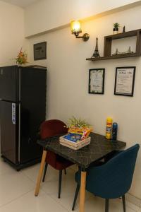 Køkken eller tekøkken på Modern Apartment Near Dolmen Mall