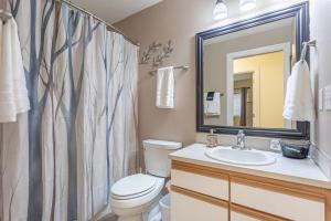 ein Badezimmer mit Toilette, Waschbecken und Spiegel in der Unterkunft 3 Bedroom Condo, Walk to Downtown, Oktoberfest, Wineries, Restaurants, More & Free Parking! in Leavenworth + 14 Fotos