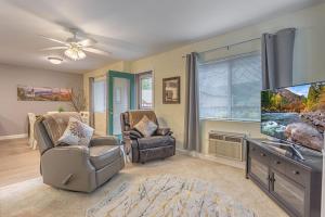 ein Wohnzimmer mit zwei Stühlen und einem Flachbildfernseher in der Unterkunft 3 Bedroom Condo, Walk to Downtown, Oktoberfest, Wineries, Restaurants, More & Free Parking! in Leavenworth