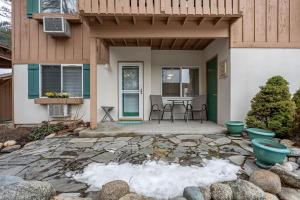 ein Haus mit einer Terrasse mit Schnee auf dem Boden in der Unterkunft 3 Bedroom Condo, Walk to Downtown, Oktoberfest, Wineries, Restaurants, More & Free Parking! in Leavenworth